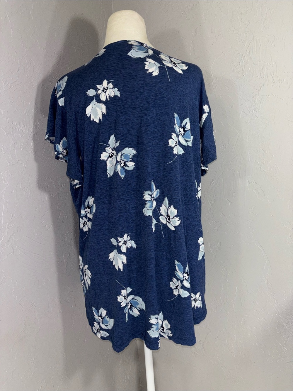 Liz Claiborne Navy Floral V-Neck Button-Accent Top - Picture 7 of 12